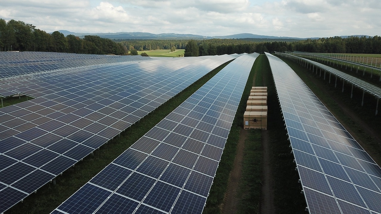 Large Solar Panel Array, Energy Storage, YSG Solar